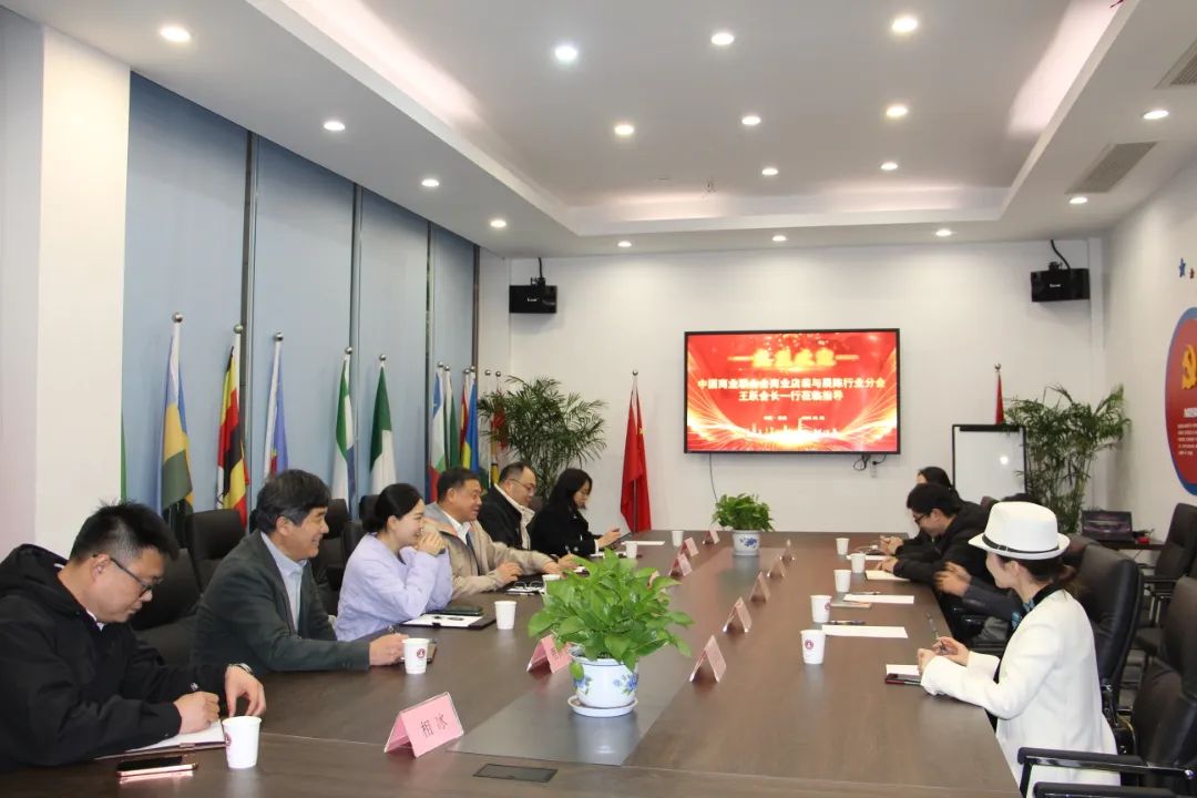 中國商聯(lián)商業(yè)店裝與展陳行業(yè)分會會長王躍一行到訪浙江工商大學(xué)創(chuàng)業(yè)園參觀交流、共促發(fā)展